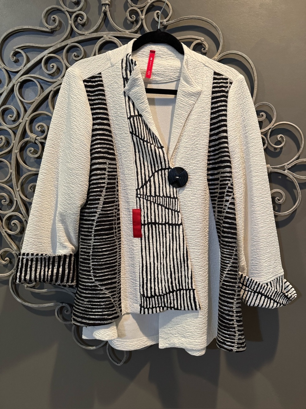 Women’s funky Black red White Textured jacket IC by Connie K blazer CUTE XL